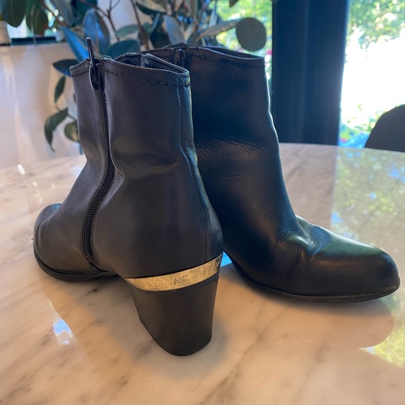 Isaac Mizrahi leather ankle boots - Picture 3 of 3